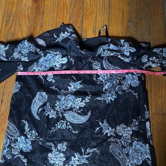 BCX Black and White Floral Top with a cool Goldish sheen - Picture 8 of 12